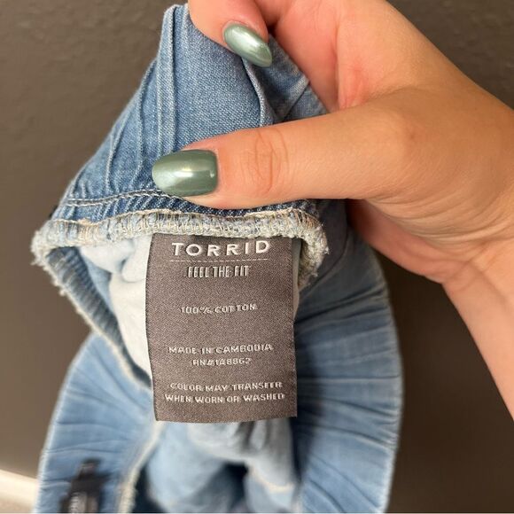 Torrid 3.5 Inch Pull-On Lightweight Denim High-Rise Short - Picture 13 of 16